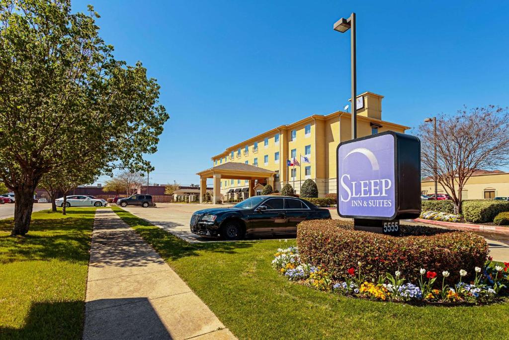 una señal para un instituto del sueño frente a un edificio en Sleep Inn & Suites Tyler South, en Tyler