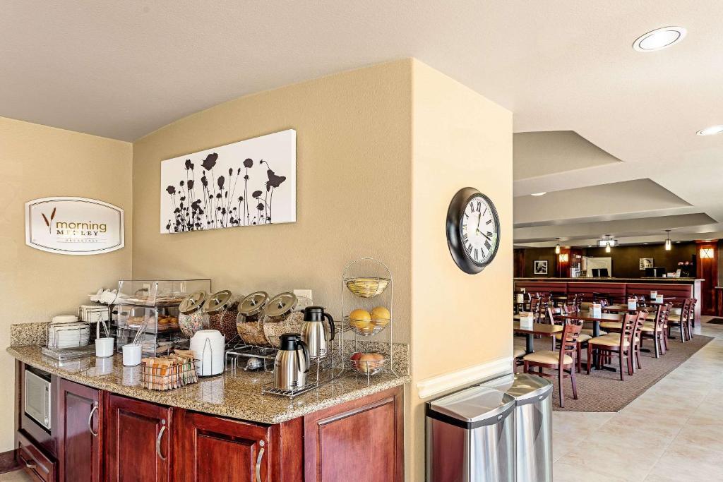 Příslušenství pro přípravu čaje a kávy v ubytování Sleep Inn & Suites Tyler South