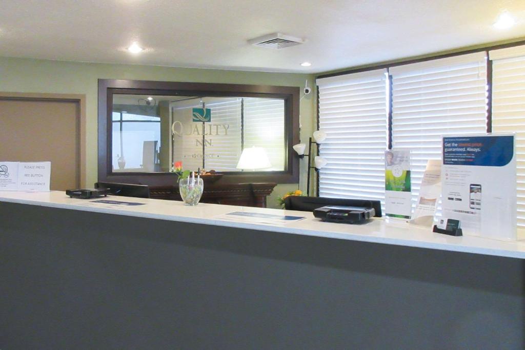 una oficina con un mostrador de recepción con una ventana en Quality Inn, en Longmont