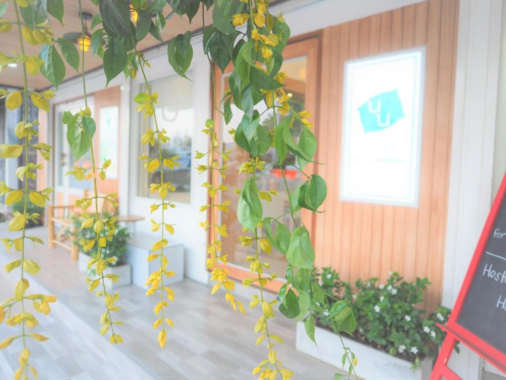 une chambre avec une bande de plantes vertes sur le mur dans l'établissement Nornnuea @ Inthanon, à Chiang Mai
