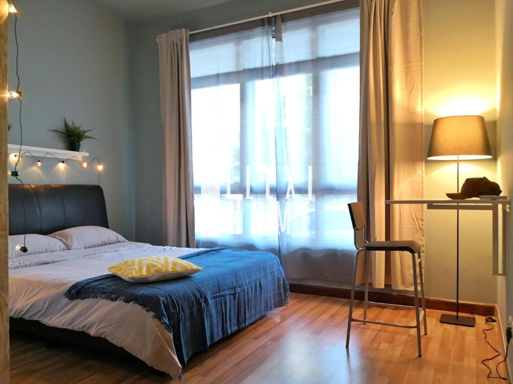- une chambre avec un lit et une grande fenêtre dans l'établissement 10am-6pm, SAME DAY CHECK IN AND CHECK OUT, Work From Home, 1 Bedroom Apartment, Shaftsbury-Cyberjaya, G-Floor by Flexihome-MY, à Cyberjaya