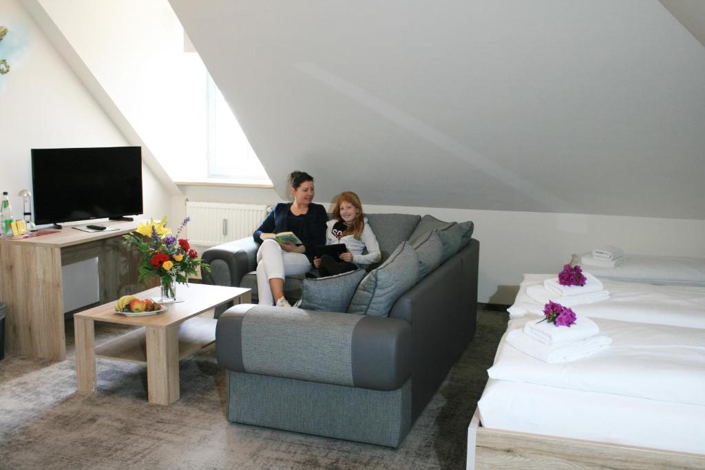 TV a/nebo společenská místnost v ubytování Hotel am Waldschlösschen - Brauhaus