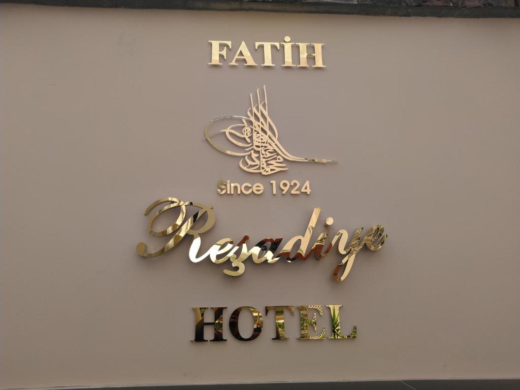 una señal para un hotel colgando de una pared en Fatih Resadiye Hotel, en Estambul