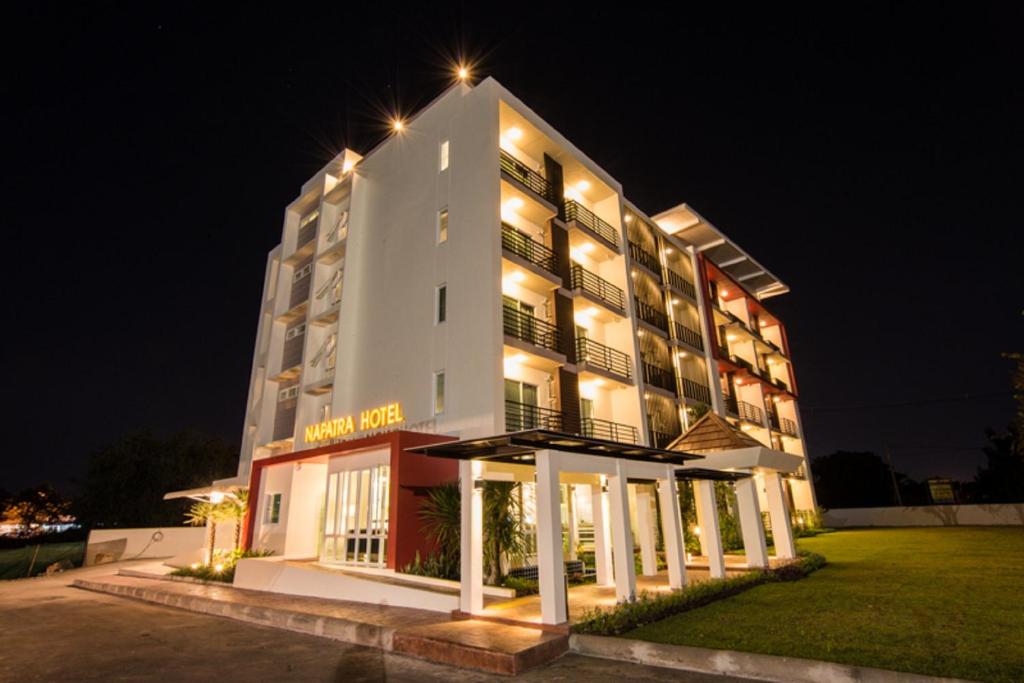 un hotel con un edificio iluminado por la noche en Napatra Hotel en Chiang Mai