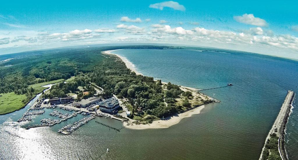 widok z powietrza na wyspę w wodzie w obiekcie Domki Letniskowe AZS Galion w Gdańsku