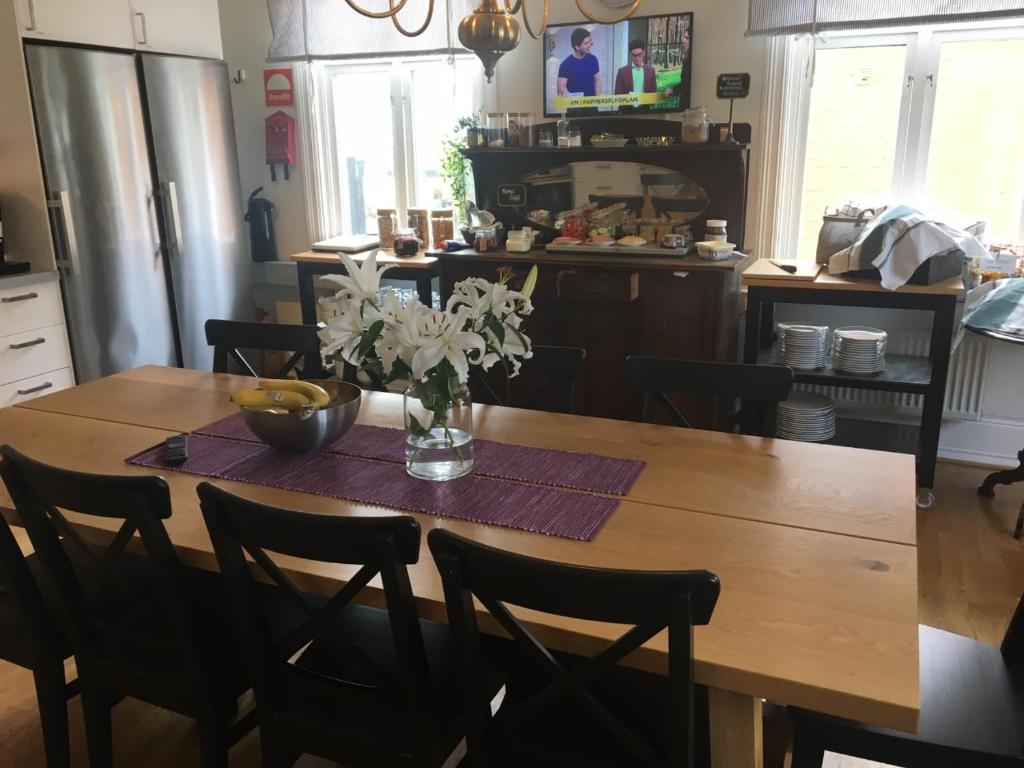 Kuchyň nebo kuchyňský kout v ubytování Järnvägshotellet B&B Skara