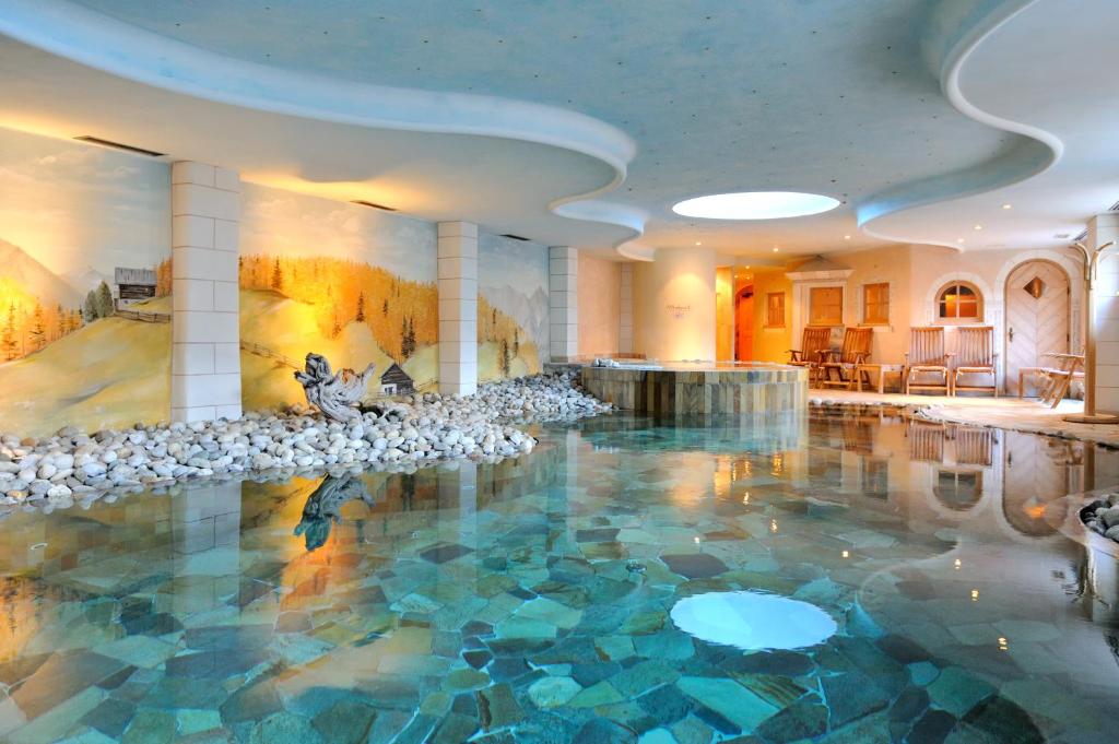 eine Lobby mit einem Wasserbecken auf dem Boden in der Unterkunft Hotel Spol - Adults only in Livigno