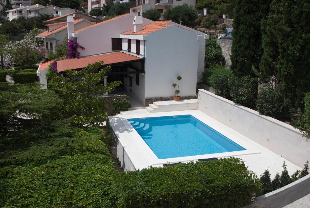 uma vista aérea de uma casa com piscina em Villa Skalinada em Baška Voda