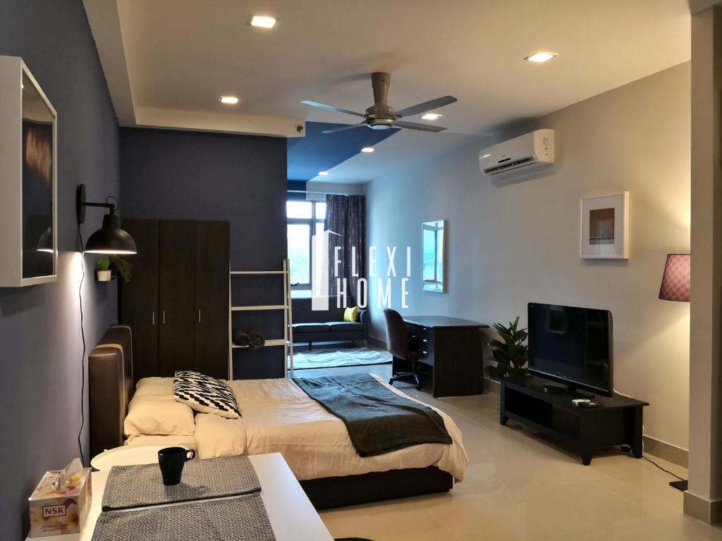 Dormitorio con cama, escritorio y TV en 9am-5pm, SAME DAY CHECK IN AND CHECK OUT, Work From Home, Shaftsbury-Cyberjaya, Comfy Home by Flexihome-MY, en Cyberjaya