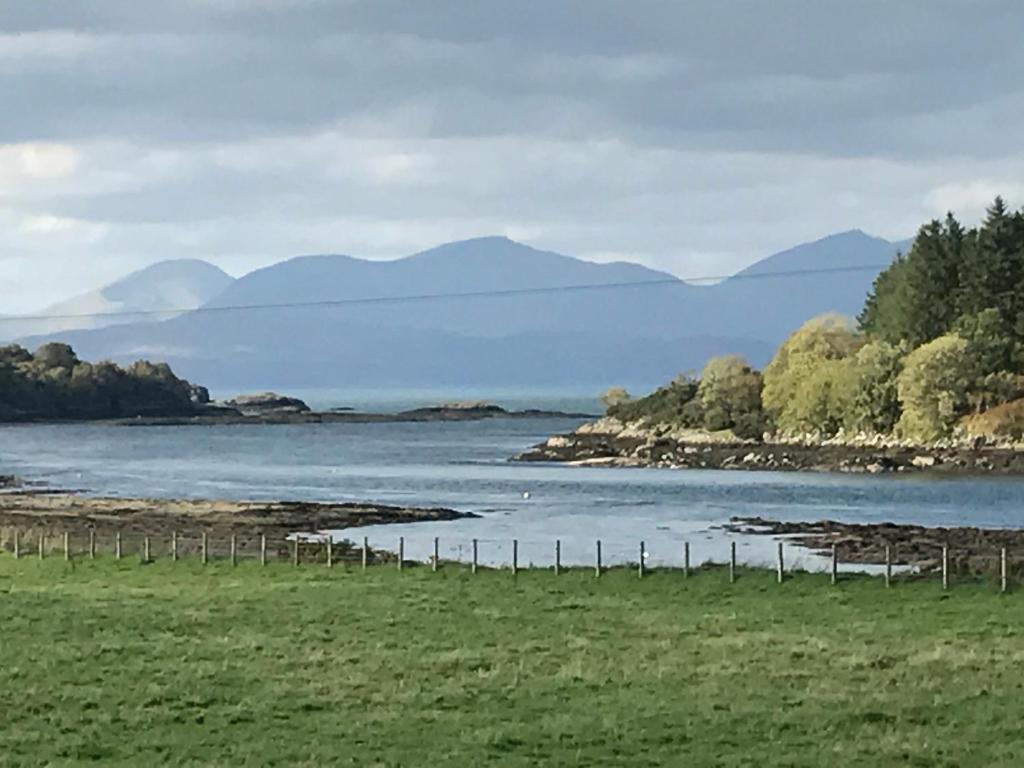 uma vista para um rio com montanhas ao fundo em West Highland Way Campsite em Milngavie