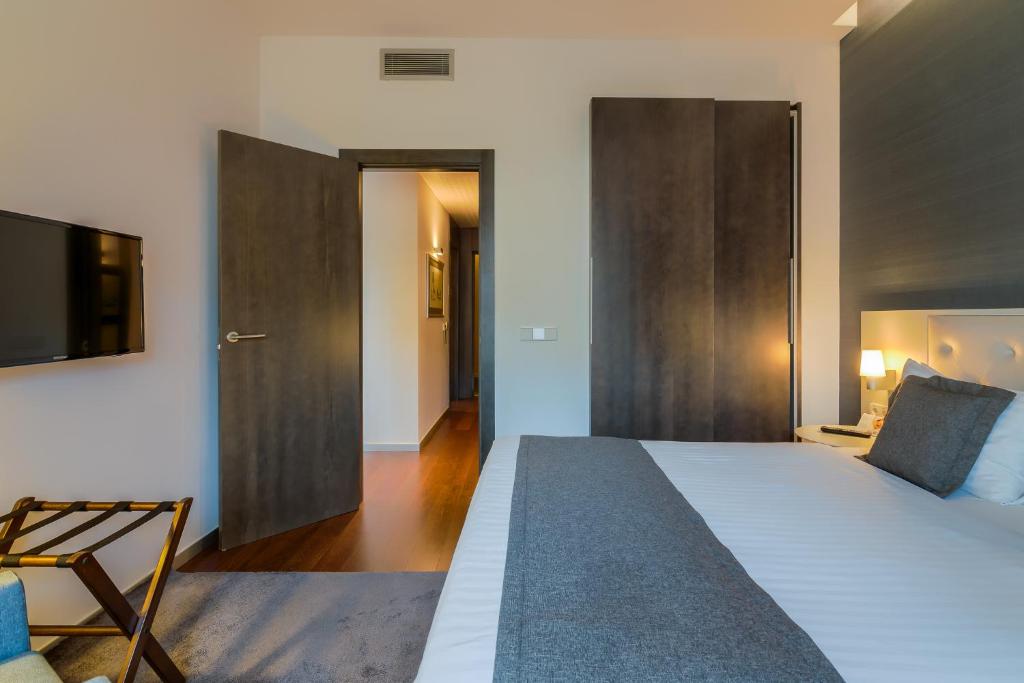 Postel nebo postele na pokoji v ubytování Hotel Cismigiu