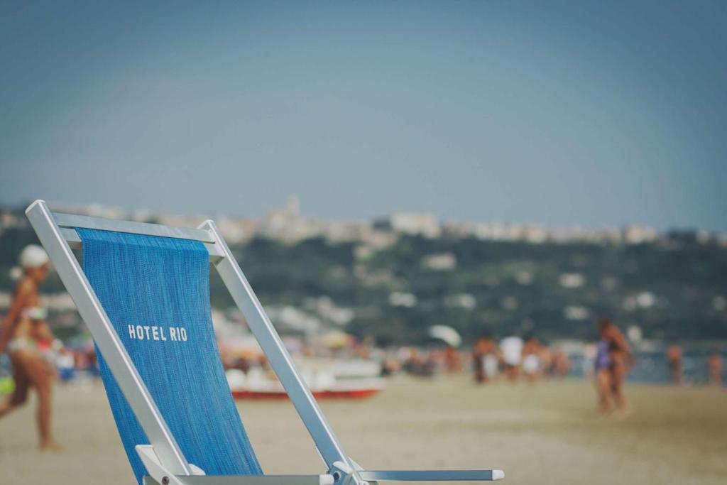 una sedia a sdraio blu seduta sulla spiaggia di Hotel Rio a Vasto