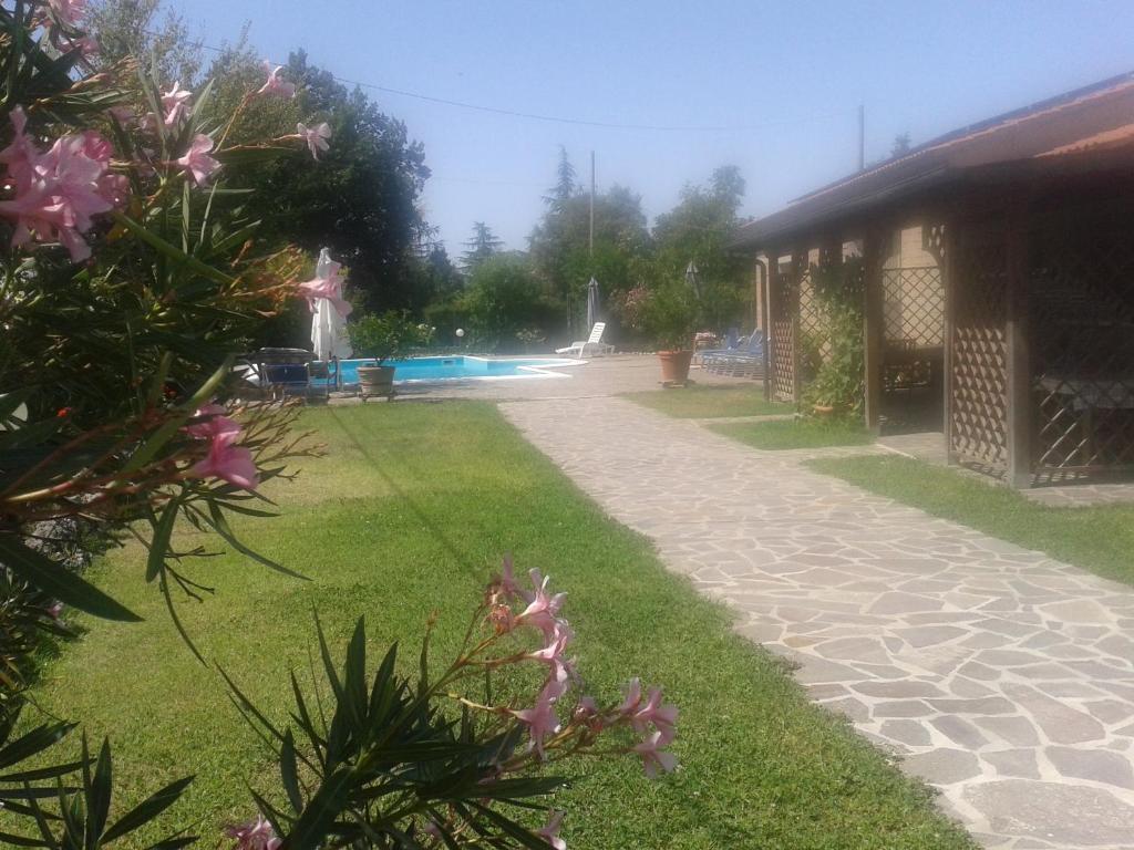 a yard with a swimming pool and a house at Il Fontanile in Sovana