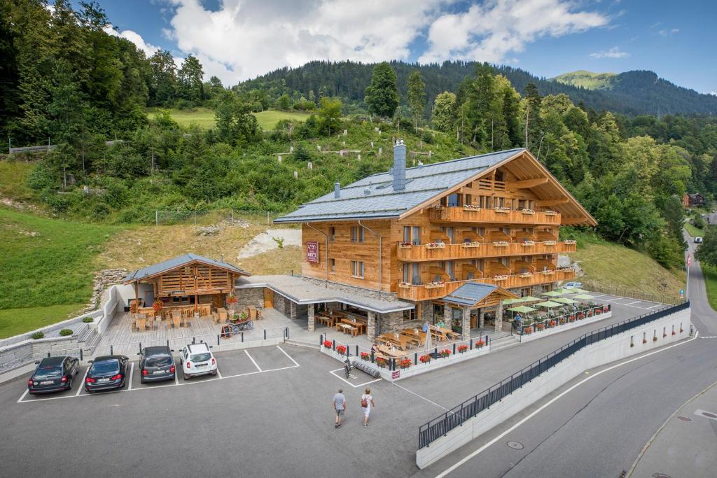 una vista aérea de una cabaña de madera con aparcamiento en Hotel Reuti en Hasliberg