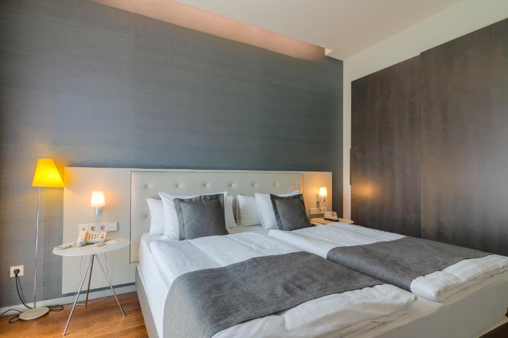Postel nebo postele na pokoji v ubytování Hotel Cismigiu