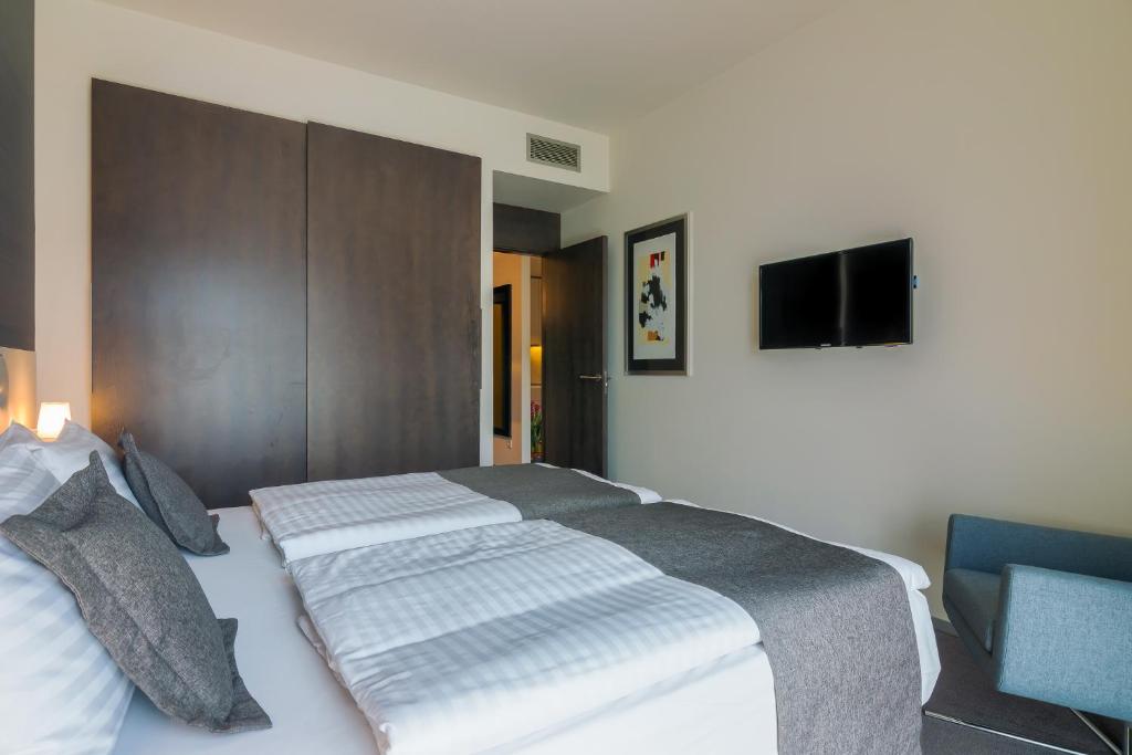 Postel nebo postele na pokoji v ubytování Hotel Cismigiu
