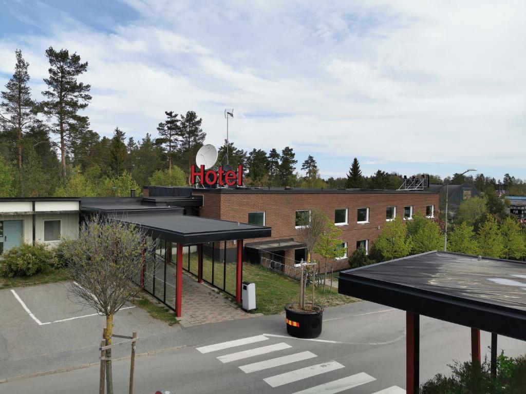 un cartello di un motel in cima a un edificio con un parcheggio di RastPunkt Laxå a Laxå