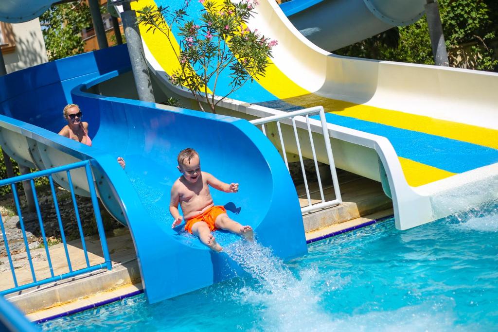Bazén v ubytování Side Village Family Suite - All Inclusive nebo v jeho okolí