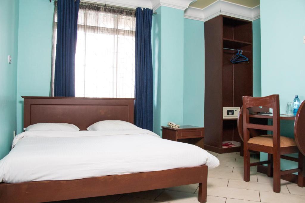 Postel nebo postele na pokoji v ubytování Sandton City Hotel