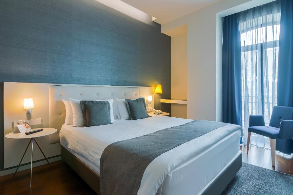 Postel nebo postele na pokoji v ubytování Hotel Cismigiu