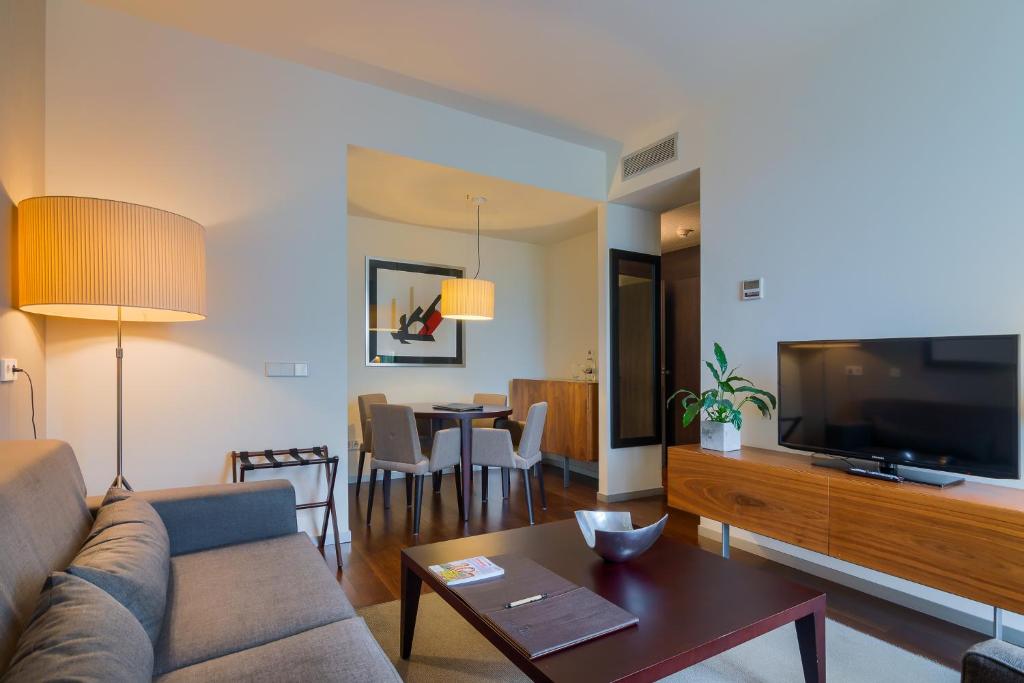 TV a/nebo společenská místnost v ubytování Hotel Cismigiu