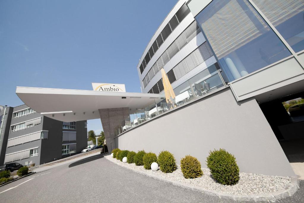 una vista externa de un edificio con plantas en el lateral en Business Hotel Ambio Gleisdorf en Gleisdorf