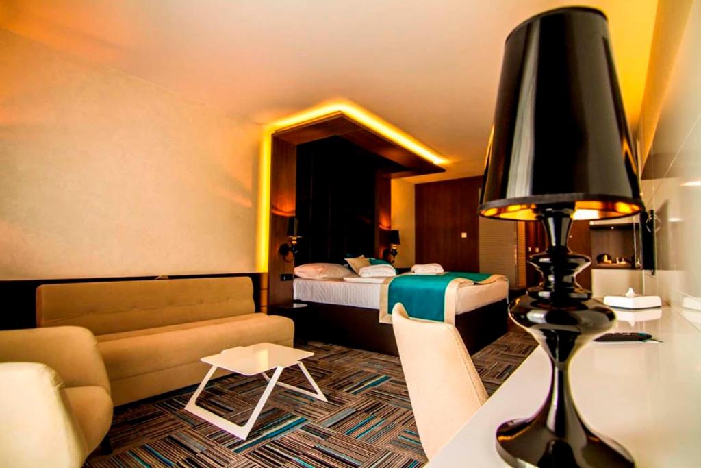 Postel nebo postele na pokoji v ubytování Hotel Hills Sarajevo Congress & Thermal Spa Resort