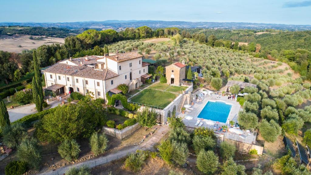 eine Luftansicht auf ein großes Grundstück mit einem Pool in der Unterkunft Tenuta Decimo - Villa Dini in San Gimignano