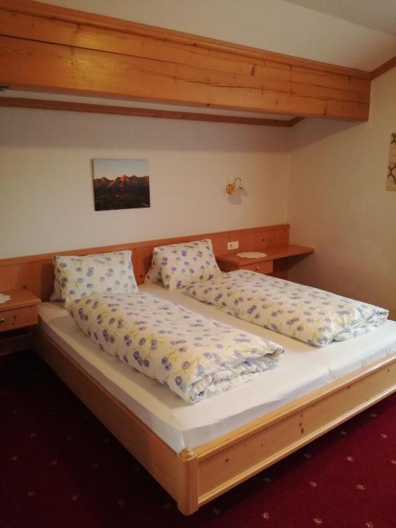 Postel nebo postele na pokoji v ubytování Berggasthof Hintergföll