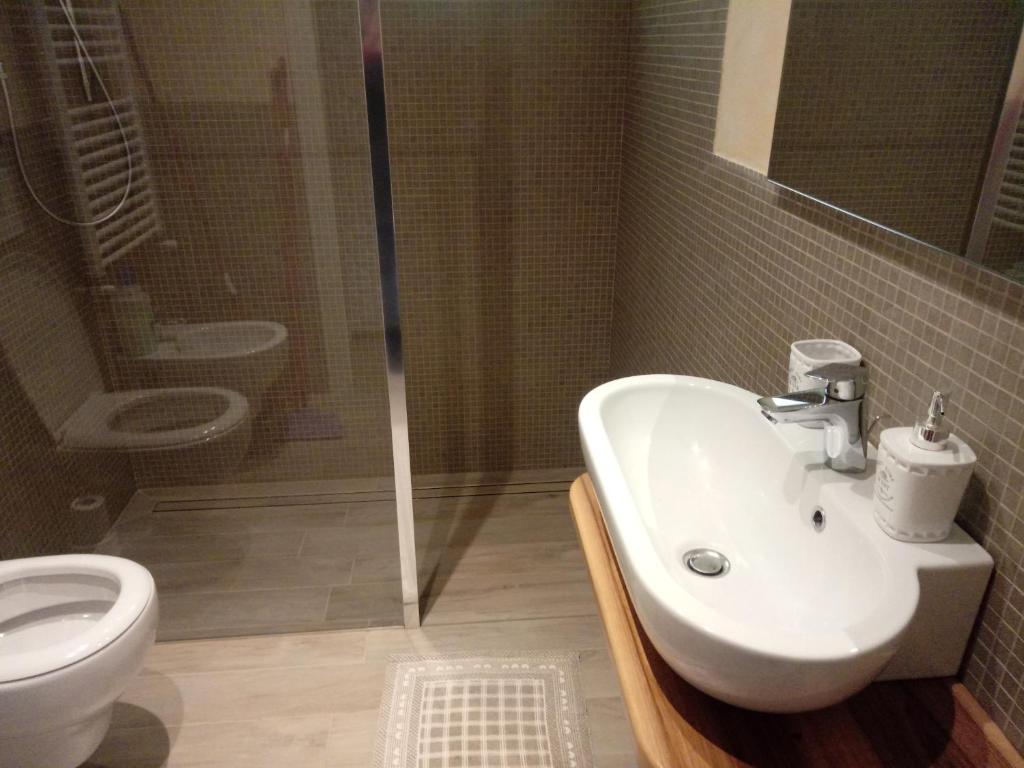 Łazienka w obiekcie Appartamento Taggiasca con piscina - Riva Trigoso