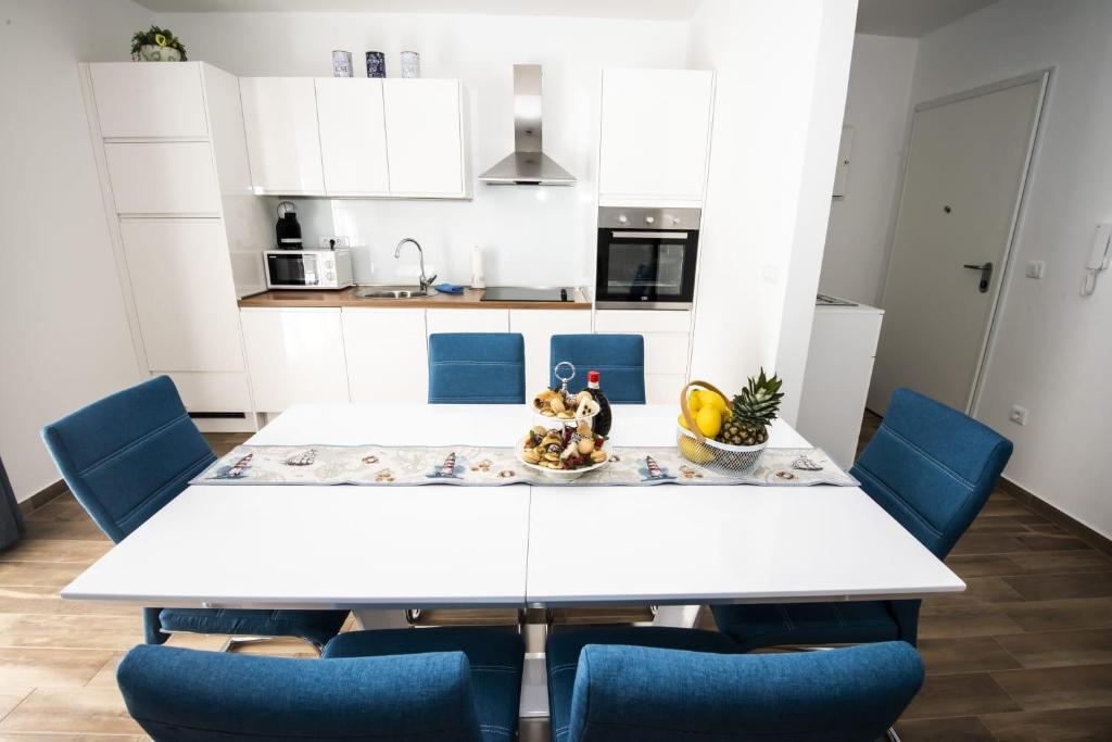 Kuchyňa alebo kuchynka v ubytovaní Blue Pearl apartment