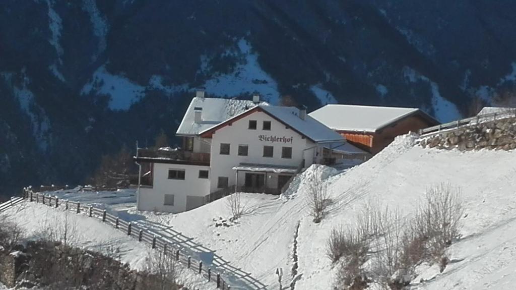 un edificio en la cima de una montaña cubierta de nieve en Bichlerhof, en Gais