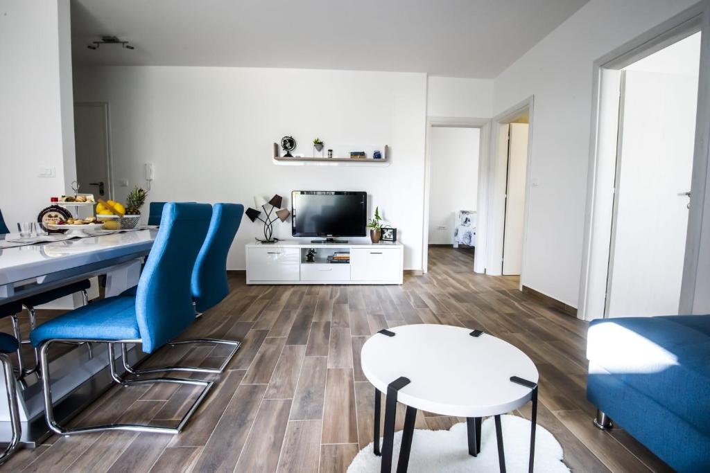 Televízia a/alebo spoločenská miestnosť v ubytovaní Blue Pearl apartment