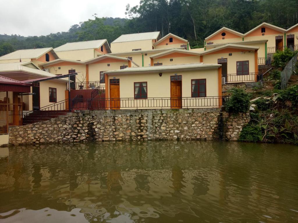 a group of houses next to a body of water at Hoa Lan Hotel in Bak Kan