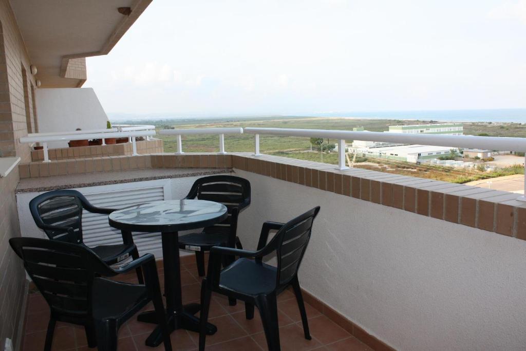 balcón con mesa, sillas y vistas en Apartamentos Danesp La Ribera Torrelasal - Marina Dor, en Oropesa del Mar