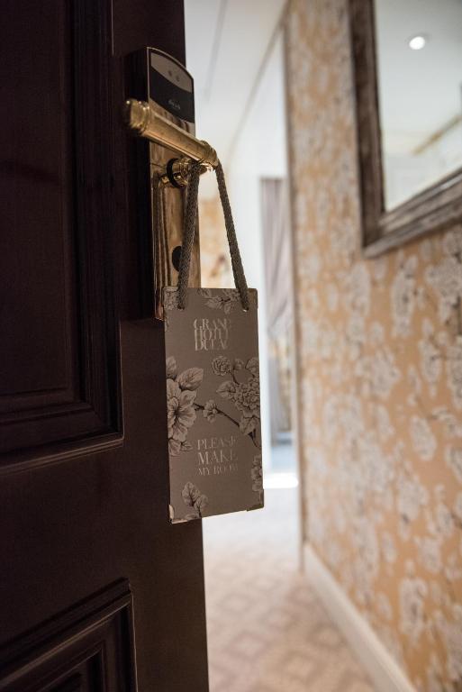 Grand Hotel du Lac - Relais & Châteaux - Sala De Luxo Com Vista Da Cidade