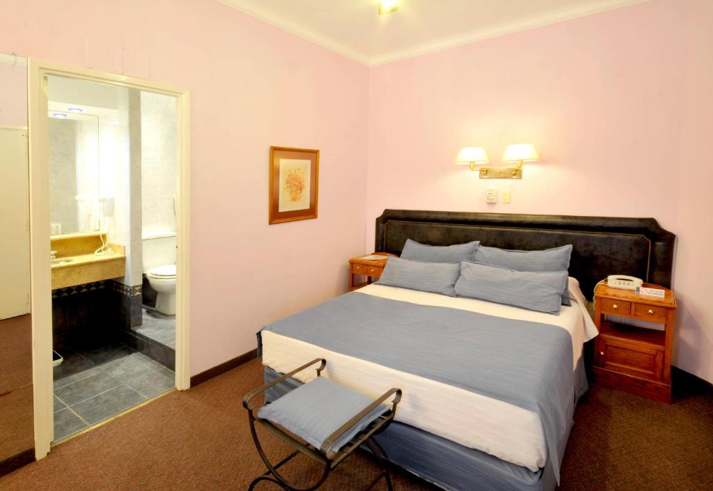 Łóżko lub łóżka w pokoju w obiekcie Hotel Muñiz
