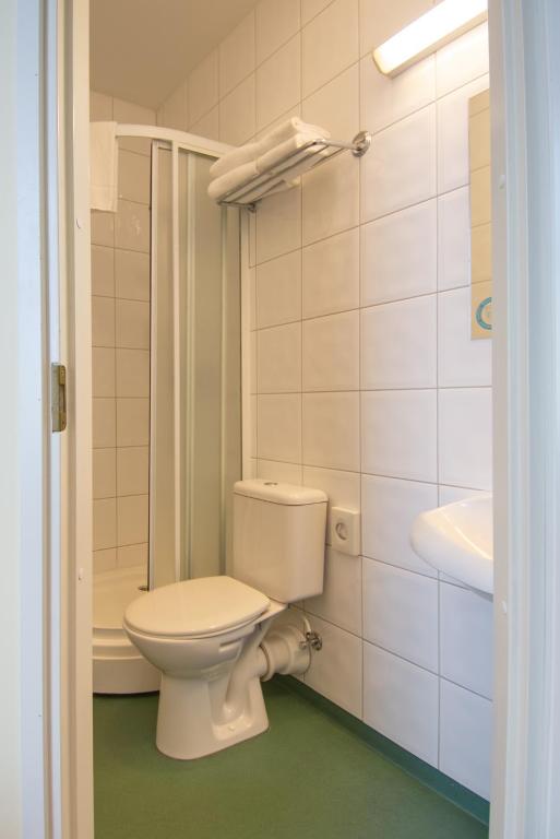 Koupelna v ubytování Economy Hotel