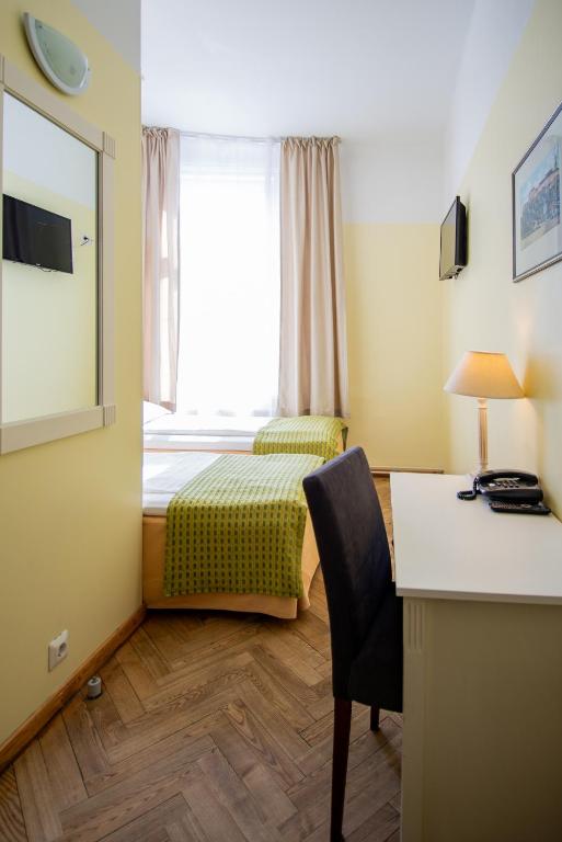 Postel nebo postele na pokoji v ubytování Economy Hotel