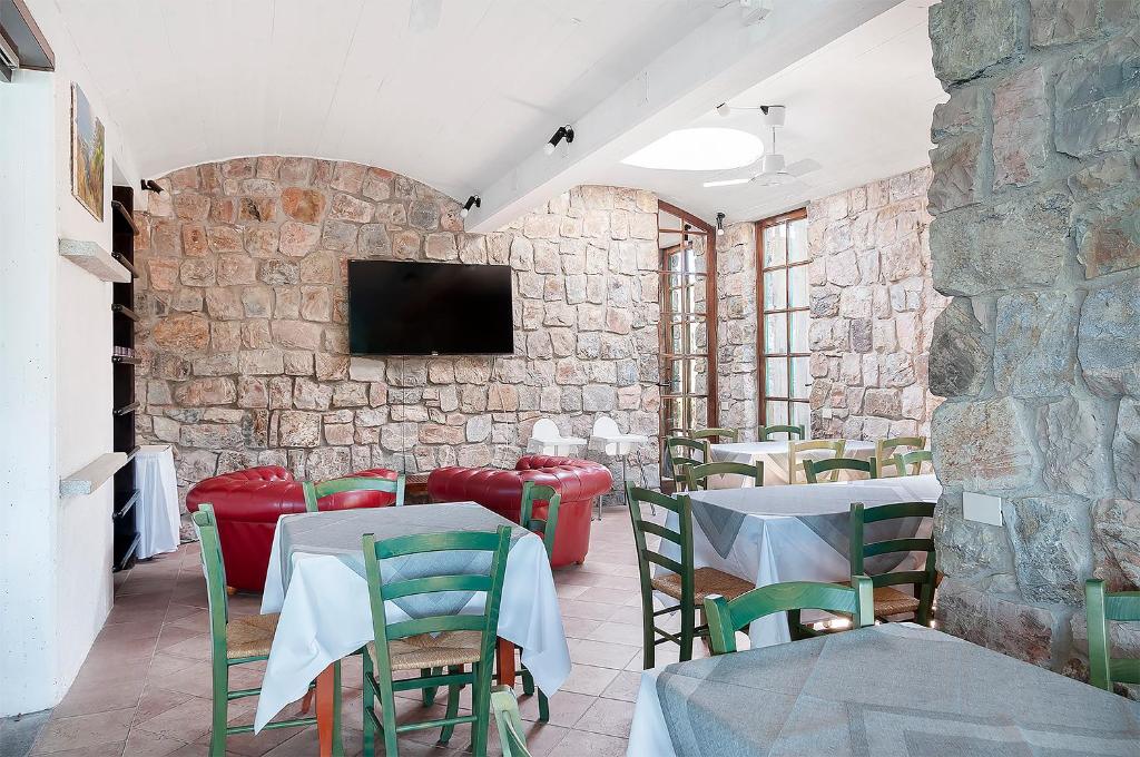 TV a/nebo společenská místnost v ubytování Hotel Capo Di Stella