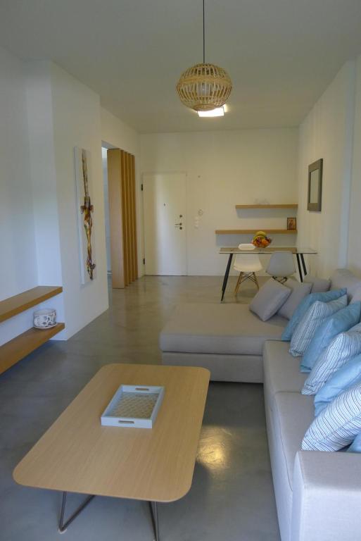 Svetainės erdvė apgyvendinimo įstaigoje Deluxe Apartment in Vouliagmeni