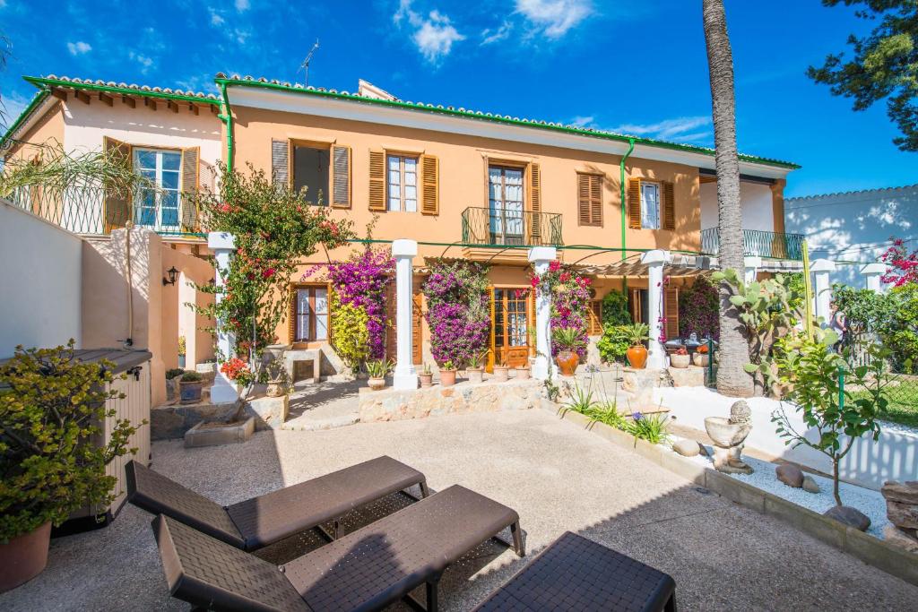 zewnętrzny widok na dom z meblami ogrodowymi w obiekcie Can Rei Des Pla w Palma de Mallorca