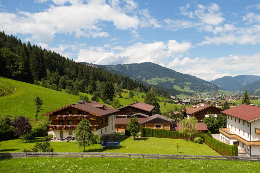 - Vistas a una localidad con montañas de fondo en Appartements Oberhof, en Flachau