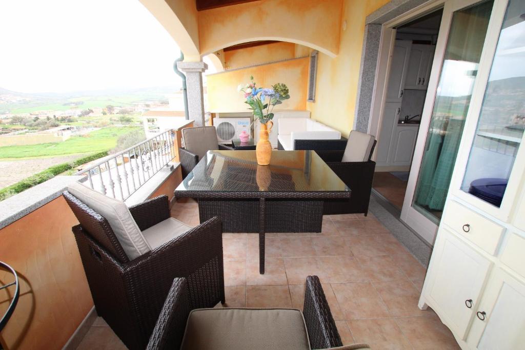 balcón con mesa y sillas en Casa ClaMi, en Castelsardo