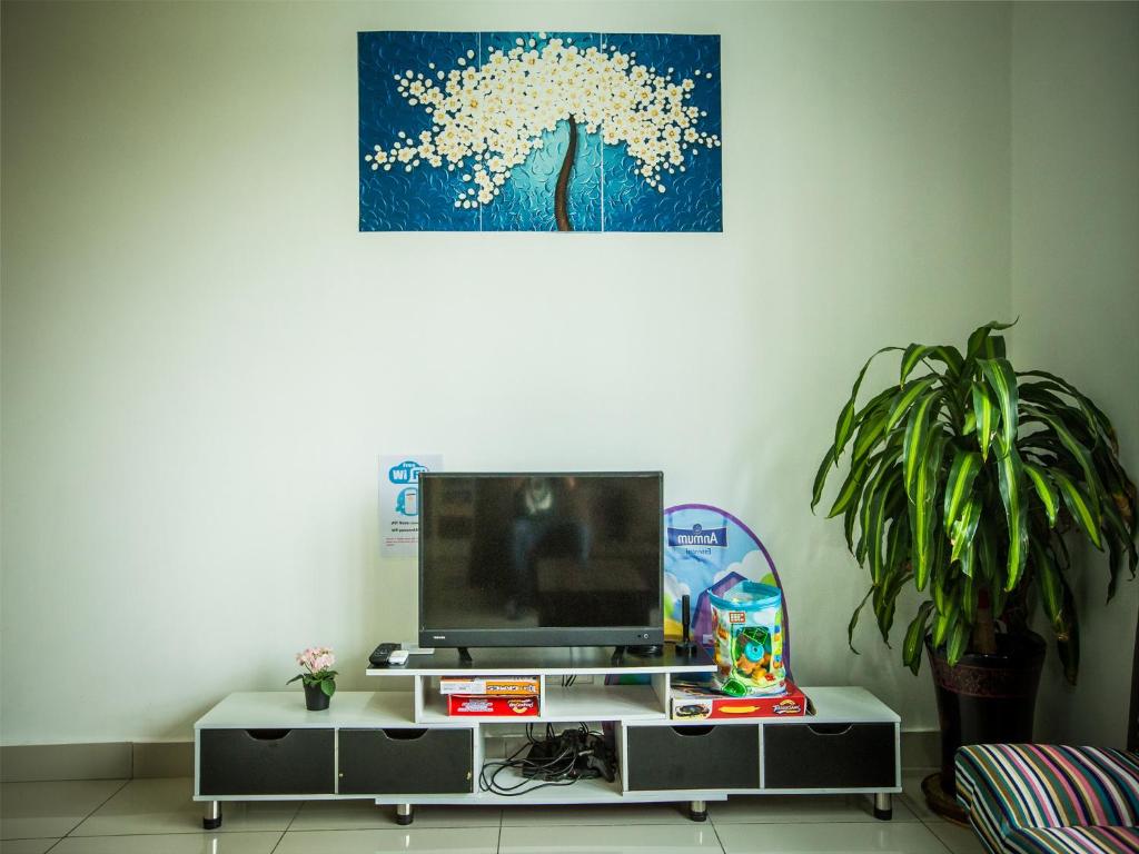 TV a/nebo společenská místnost v ubytování Iskandar Puteri Medini Famous Theme Park