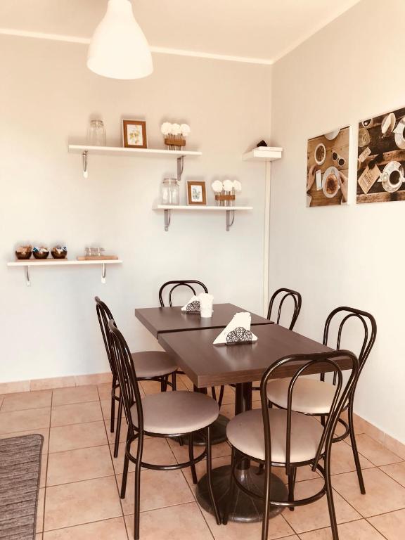 jadalnia ze stołem i krzesłami w obiekcie Corte 22 B&b e Appartamenti w mieście Borgomanero