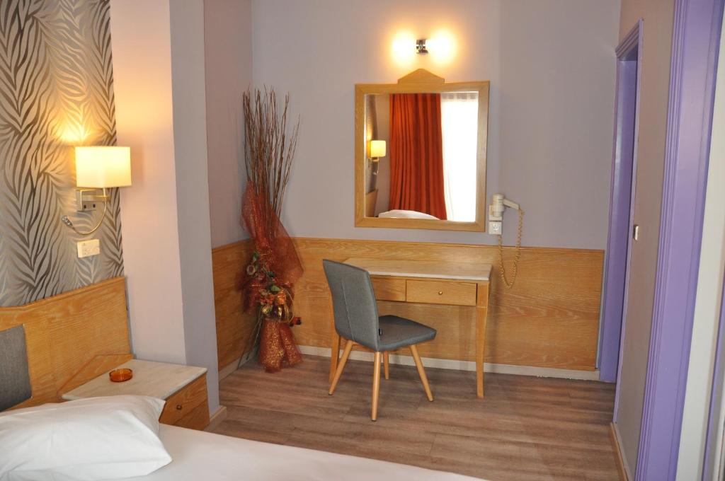 Postel nebo postele na pokoji v ubytování Eva Hotel Piraeus