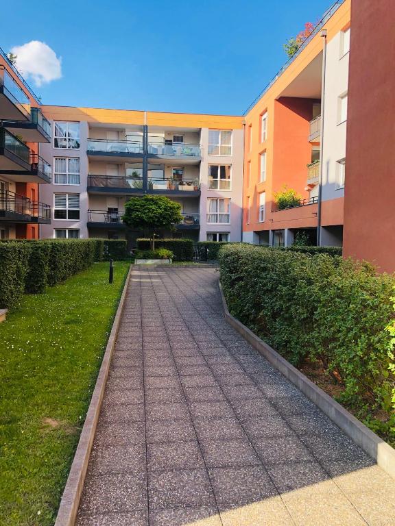 une passerelle devant un immeuble d'appartements dans l'établissement Résidence Villa d'Ambre, à Colmar