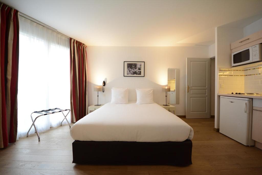 沙圖的住宿－賽爾斯夏圖酒店，卧室设有白色的床和大窗户