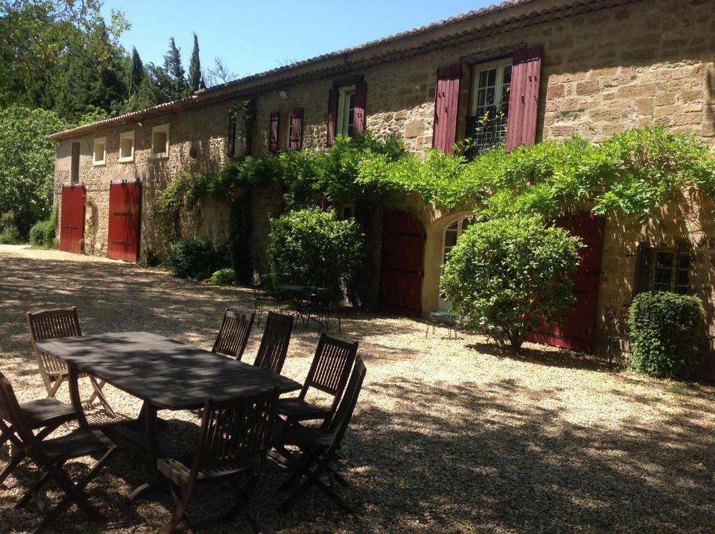 une table et des chaises devant un bâtiment dans l'établissement La Jacquemarie, à Monteux